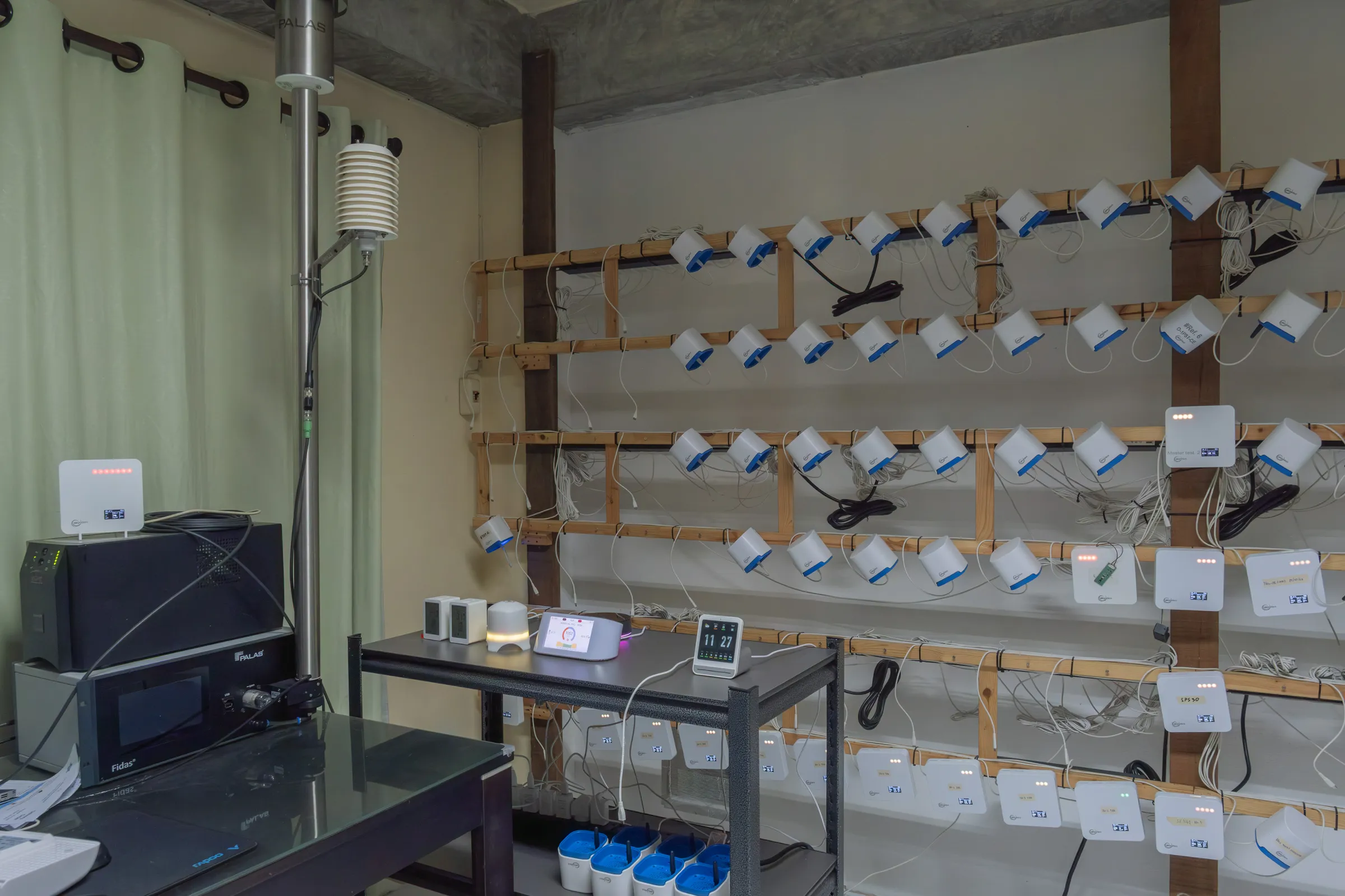 Testing air quality monitors against a reference